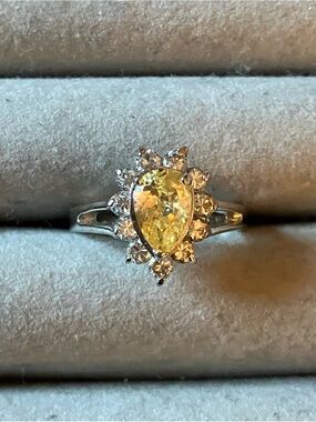🌸Yellow CZ Pear-Cut Halo Ring